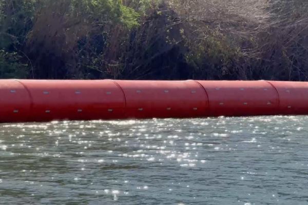 Muro inteligente avanza en el Río Bravo: instalan cilindros gigantes
