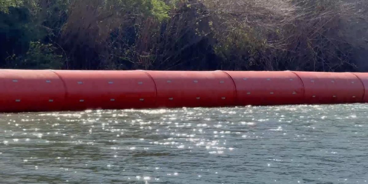 Muro inteligente avanza en el Río Bravo: instalan cilindros gigantes