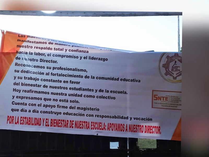 Exigen destitución de director escolar