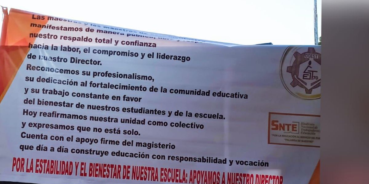 Exigen destitución de director escolar