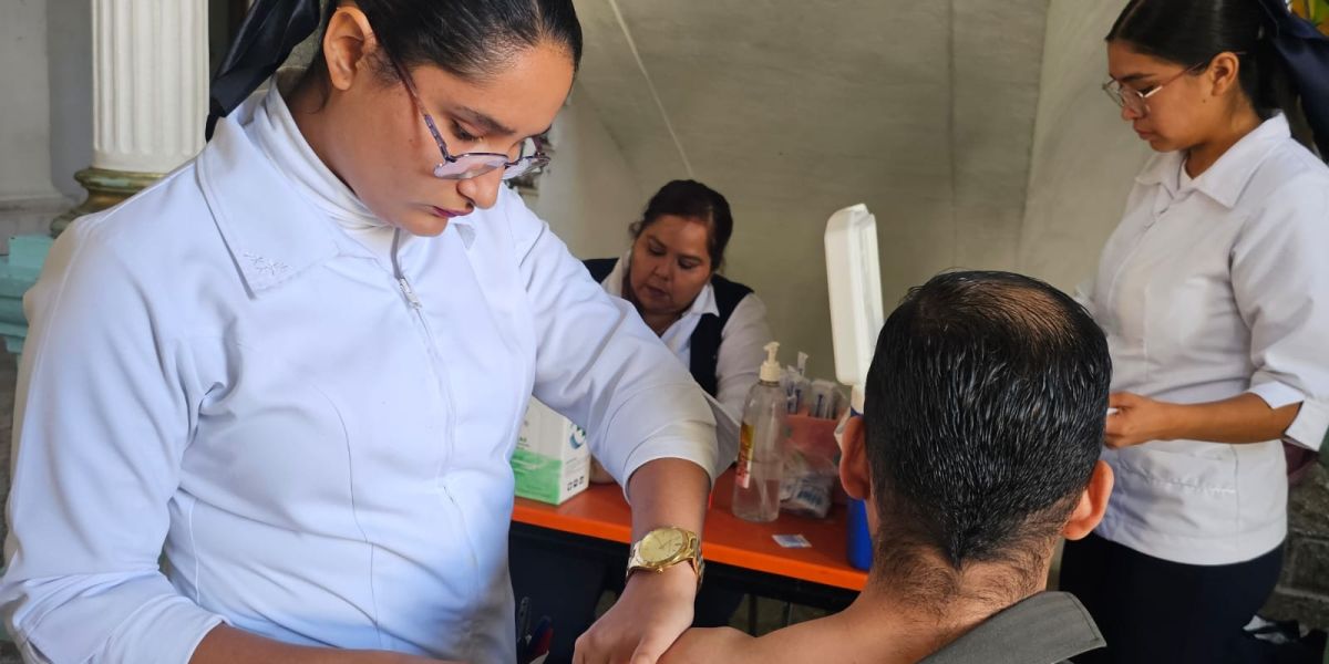 Avanza campaña invernal de vacunación con respuesta positiva de adultos jóvenes