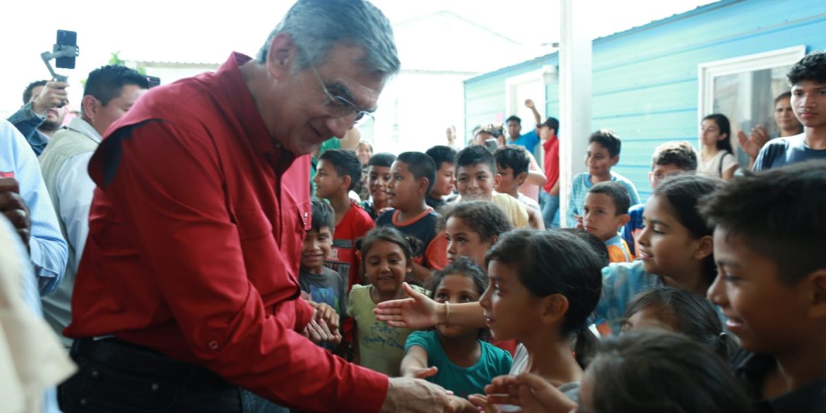 Visita el Gobernador a migrantes; les ofrece ayuda y protección