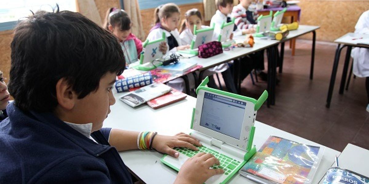 Regular el internet infantil abre debate sobre posibles límites a derechos de la niñez