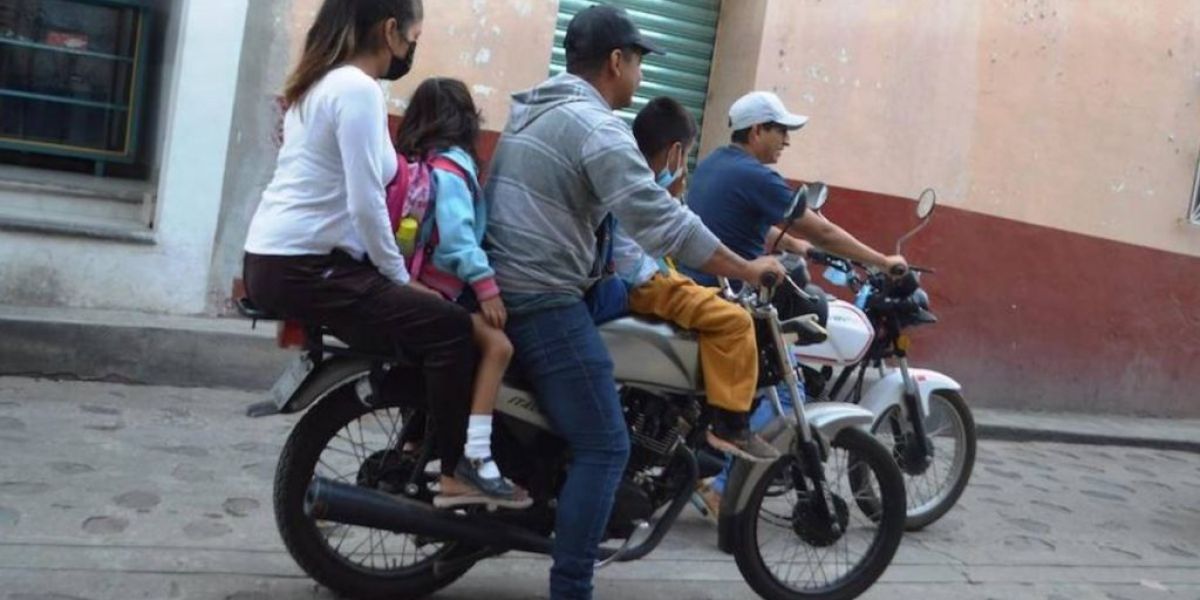 Analizan reforma para prohibir a menores de 12 años viajar en motocicleta
