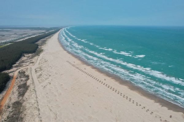 Operativo permanente en Playa Tesoro para actuar en caso de riesgo por hidrocarburo