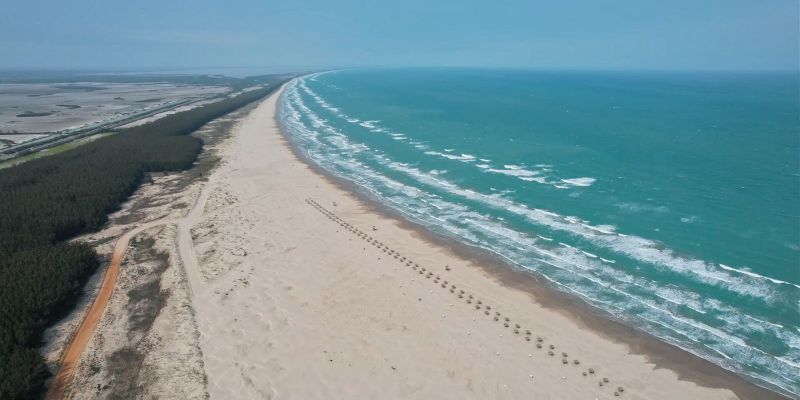 Operativo permanente en Playa Tesoro para actuar en caso de riesgo por hidrocarburo