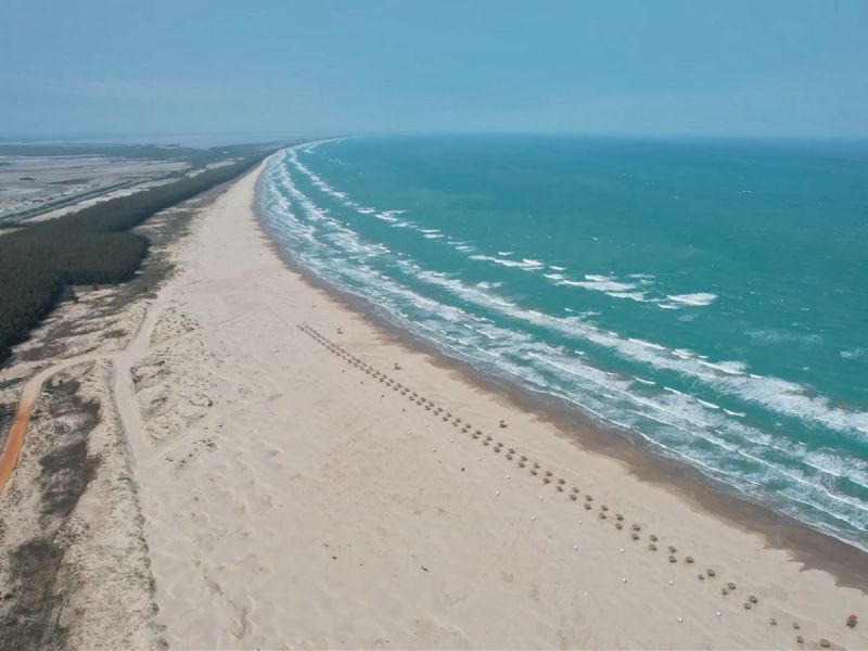 Operativo permanente en Playa Tesoro para actuar en caso de riesgo por hidrocarburo