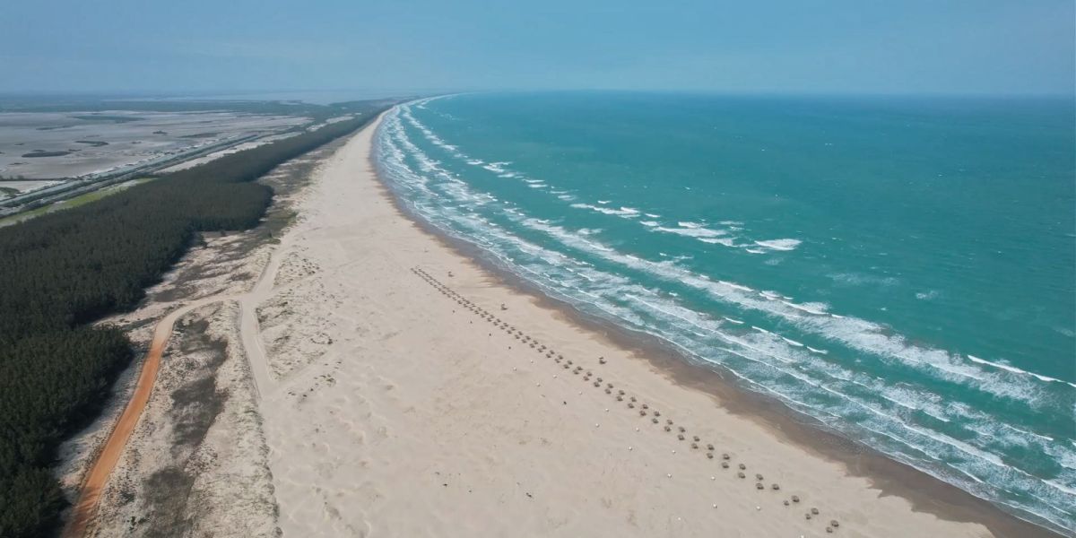 Operativo permanente en Playa Tesoro para actuar en caso de riesgo por hidrocarburo