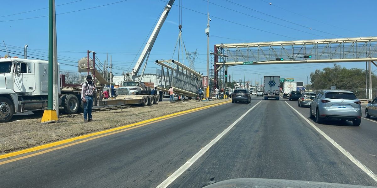 Instalan segunda parte del puente peatonal