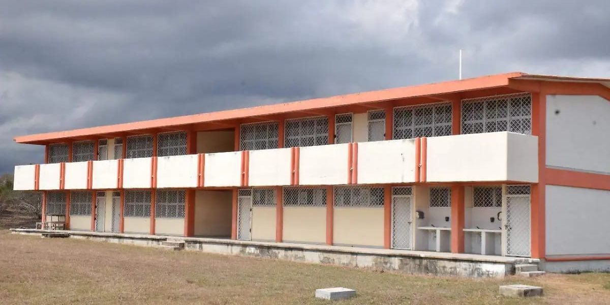 Sin energía eléctrica, alumnos de secundaria en Altamira toman clases en modalidad híbrida