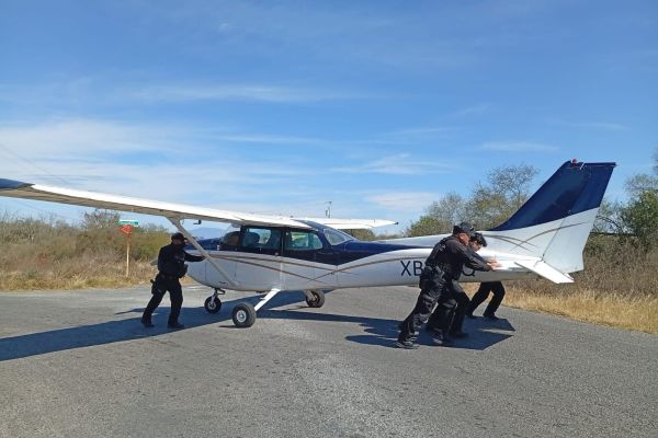 Aterrizaje de emergencia de avioneta genera alerta en carretera de Villagrán