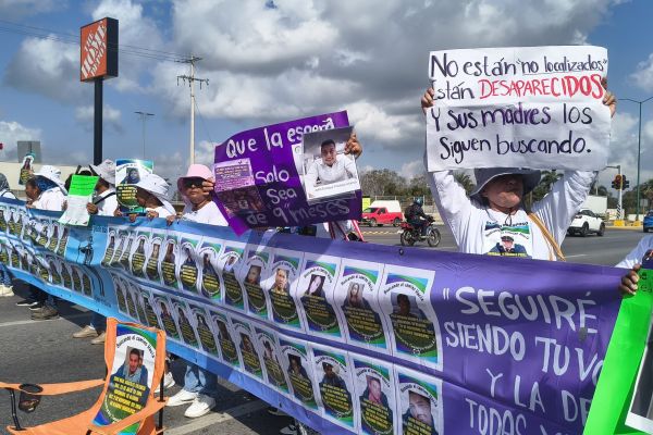 Madres buscadoras bloquean Av. De la Industria