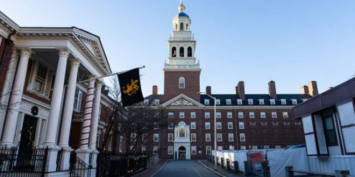 Harvard responde a la prohibición de Trump para aceptar extranjeros y revela las medidas que tomará