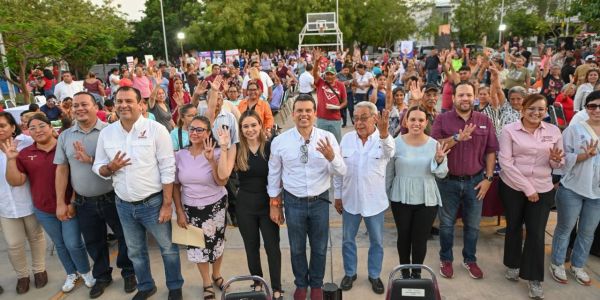 Conviven Lalo y Lucy con vecinos de Lomas de Calamaco en el Día del Pueblo
