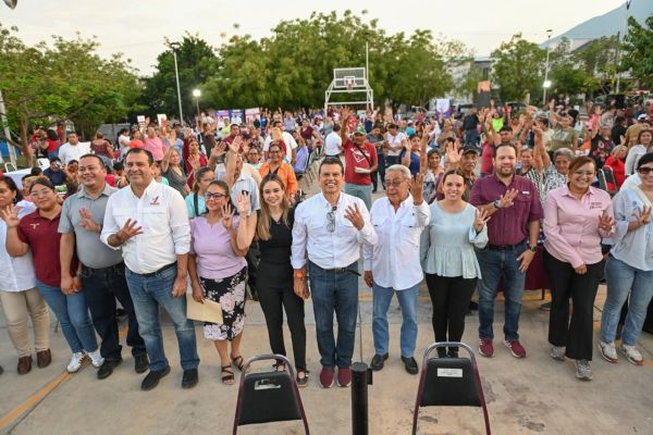 Conviven Lalo y Lucy con vecinos de Lomas de Calamaco en el Día del Pueblo