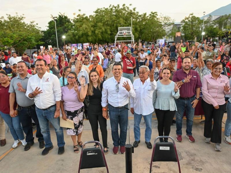 Conviven Lalo y Lucy con vecinos de Lomas de Calamaco en el Día del Pueblo
