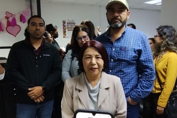 Docentes protestan en la Secretaría de Educación por cese de maestra