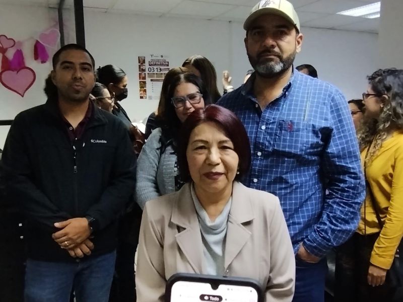 Docentes protestan en la Secretaría de Educación por cese de maestra