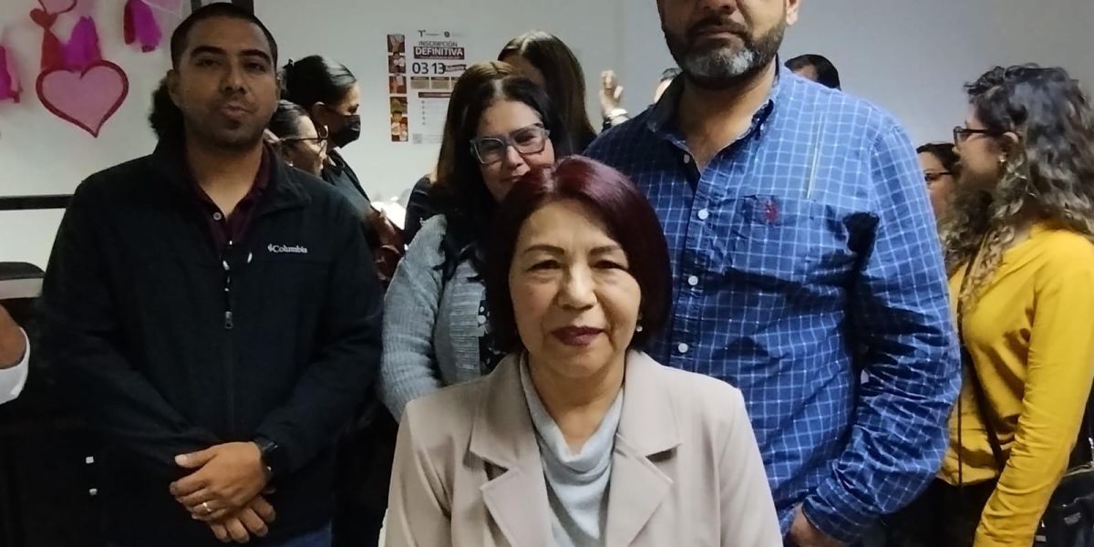 Docentes protestan en la Secretaría de Educación por cese de maestra