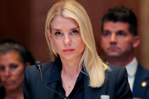Fiscal de EU Pam Bondi se traslada a base militar tras amenazas