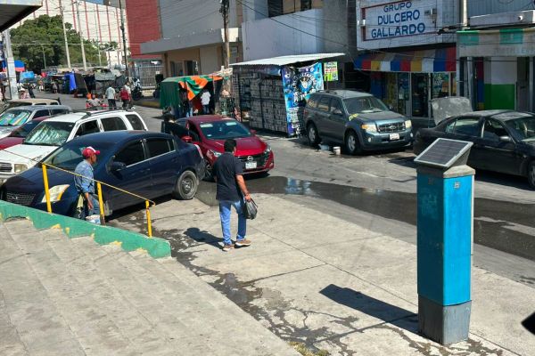 Calor y vacaciones dejan al mercado Argüelles con ventas por los suelos