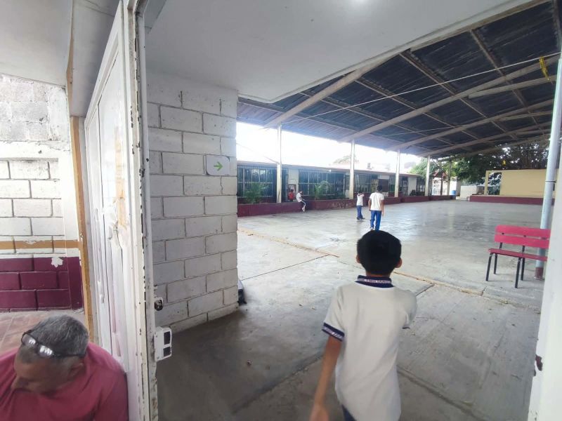 Tras protestas de padres de familia ,reabren escuela primaria