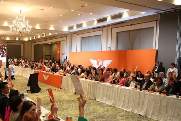 MC apoya reducción de horas laborales y aumento al SM