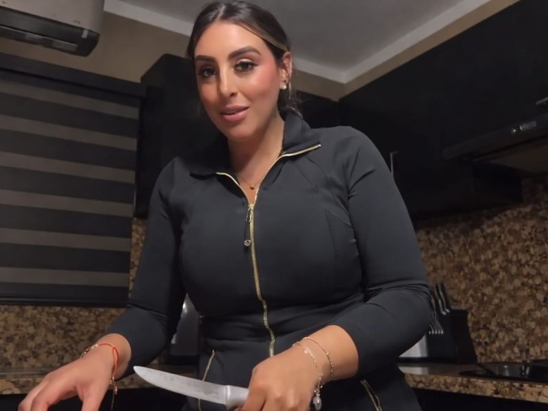 Alcaldesa desata polémica al clavar cuchillo mientras habla de apoyo “voluntario”