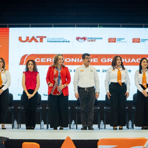 El rector Dámaso Anaya y la Lic. Isolda Rendón presiden graduación de CENDIS de la UAT