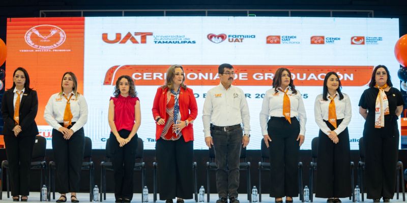 El rector Dámaso Anaya y la Lic. Isolda Rendón presiden graduación de CENDIS de la UAT