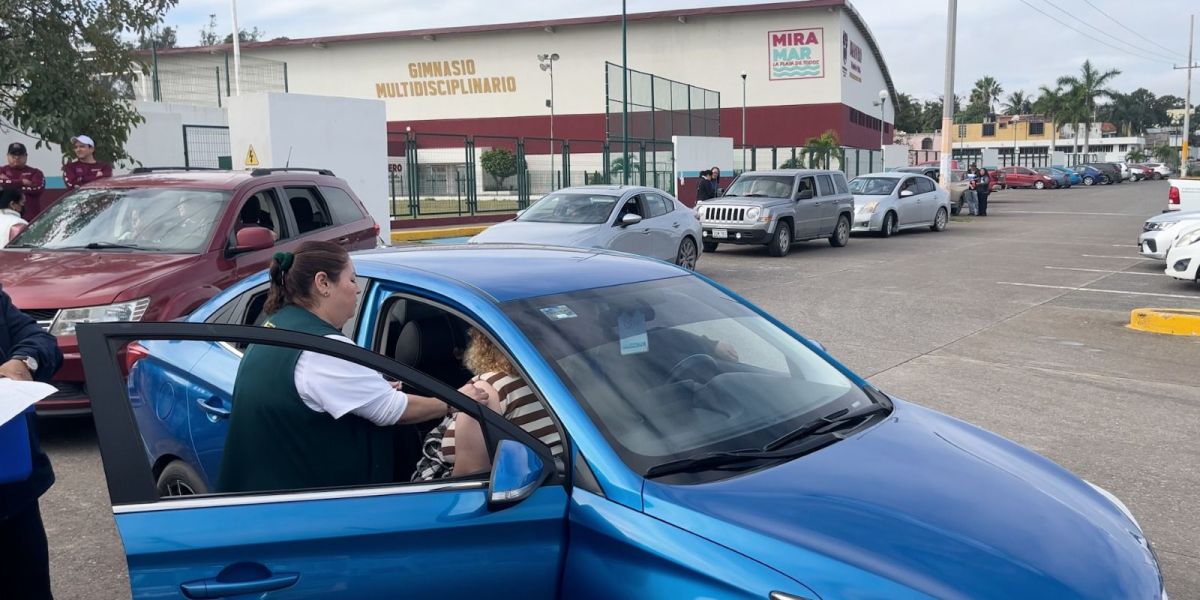 Gran respuesta a vacunación en modalidad Drive-Thru