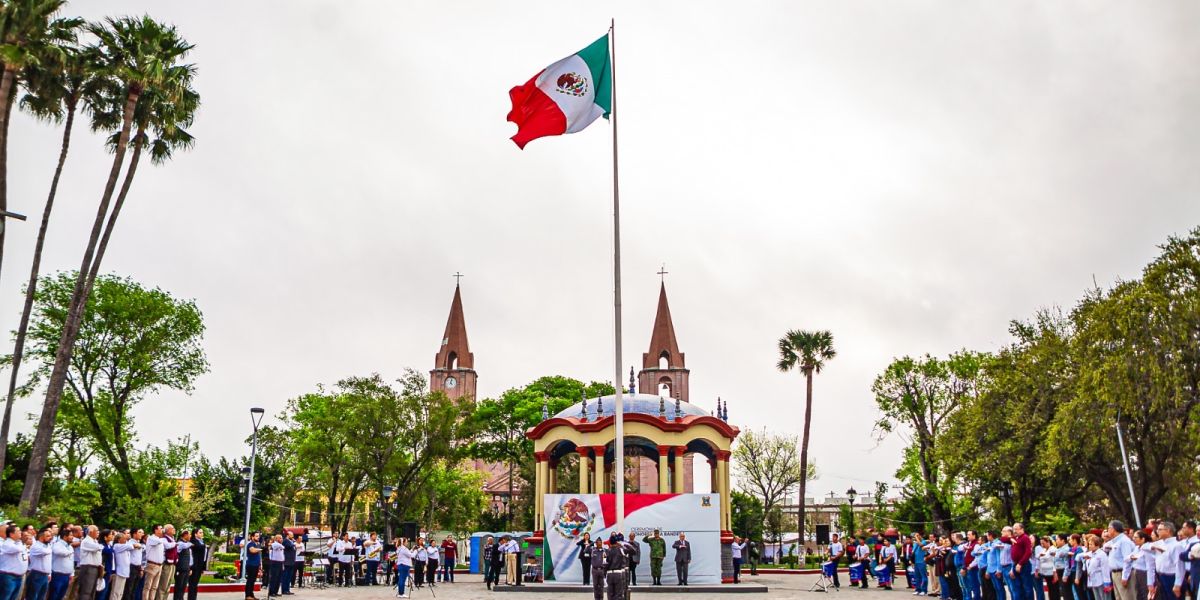 Participan servidores públicos en ceremonia de honores a la Bandera