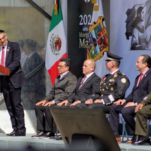 Asiste alcalde Eduardo Gattás a ceremonía del Día de la Bandera en el 77 Batallón