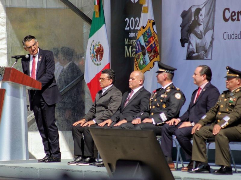 Asiste alcalde Eduardo Gattás a ceremonía del Día de la Bandera en el 77 Batallón