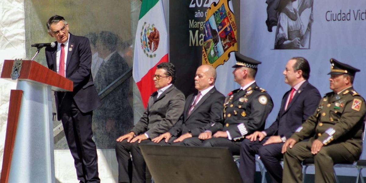 Asiste alcalde Eduardo Gattás a ceremonía del Día de la Bandera en el 77 Batallón