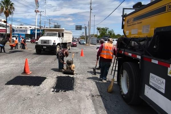 Llega bacheo a las colonias Nacozari, Del Periodista y Las Palmas