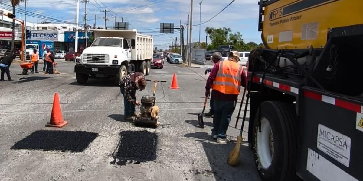 Llega bacheo a las colonias Nacozari, Del Periodista y Las Palmas