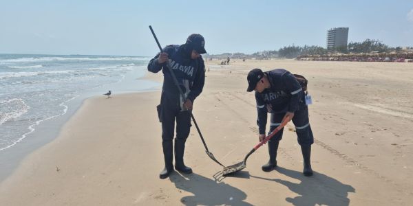 Retira Marina restos de hidrocarburo en playa Miramar