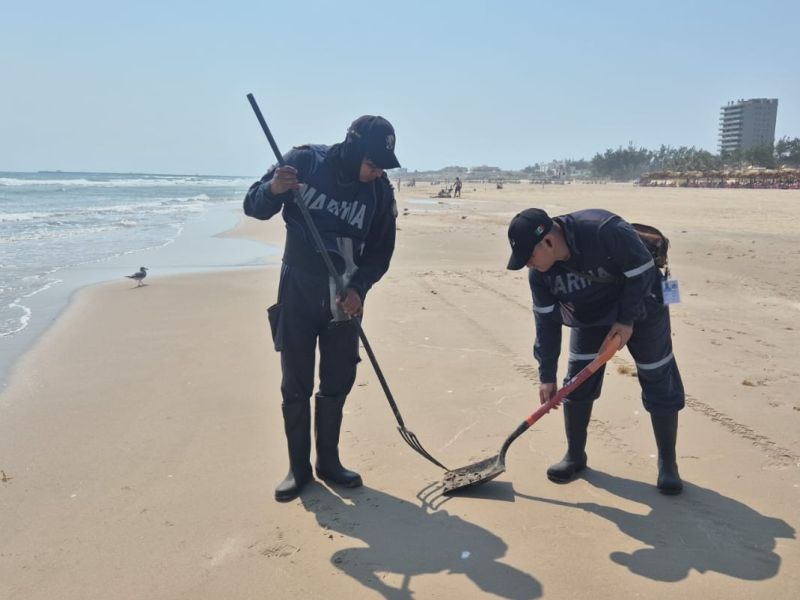 Retira Marina restos de hidrocarburo en playa Miramar