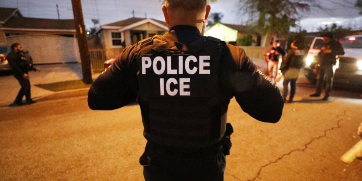 Alcalde de Chicago amenaza con procesar a agentes federales por redadas migratorias