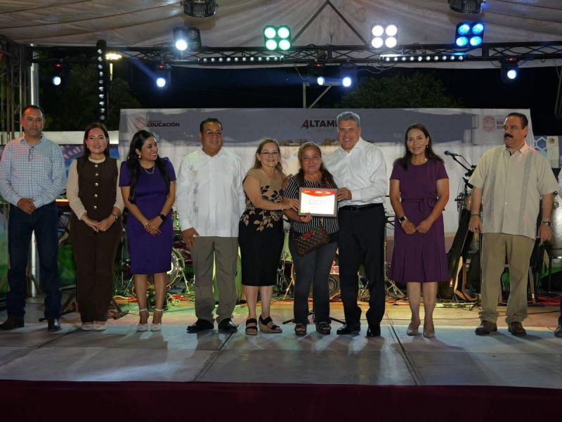 Reconoce Armando Martínez a maestros altamirenses con emotivo festejo