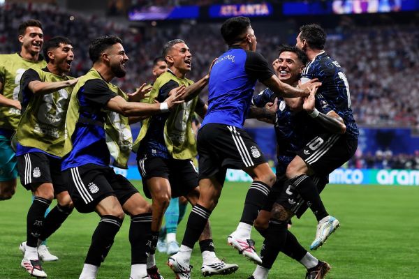 Argentina remonta y buscará el bicampeonato ante España