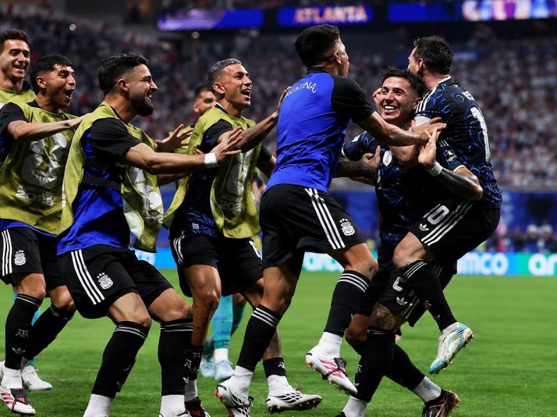 Argentina remonta y buscará el bicampeonato ante España