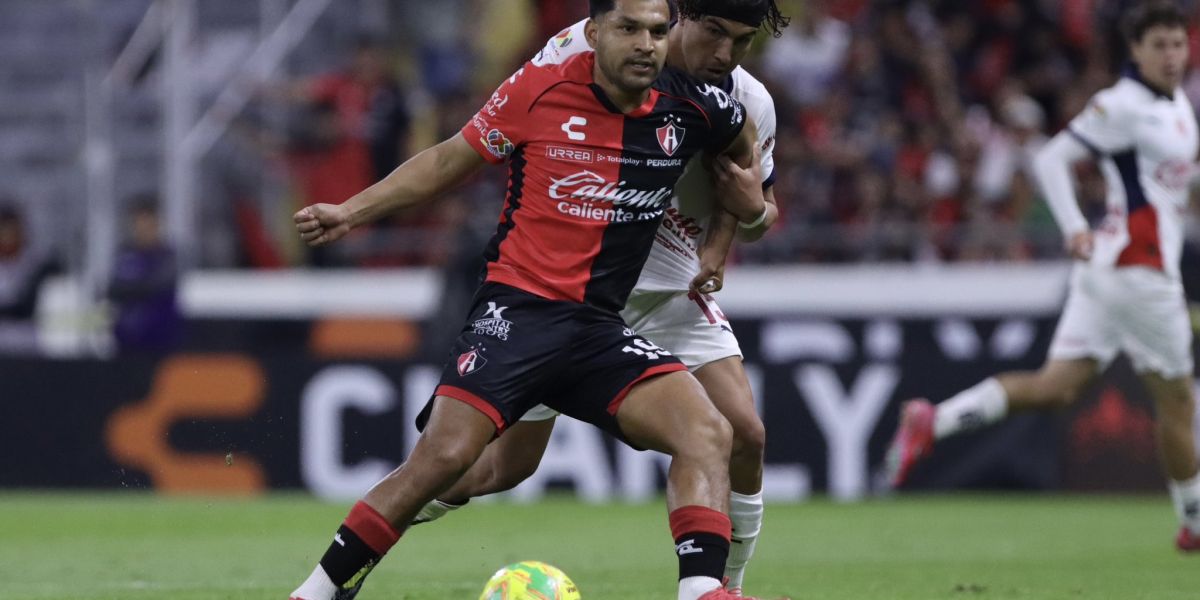 Queda Chivas fuera de la liguilla al empatar con Atlas 1-1