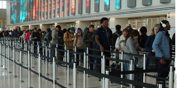 Amenaza Trump con mandar ICE a aeropuertos