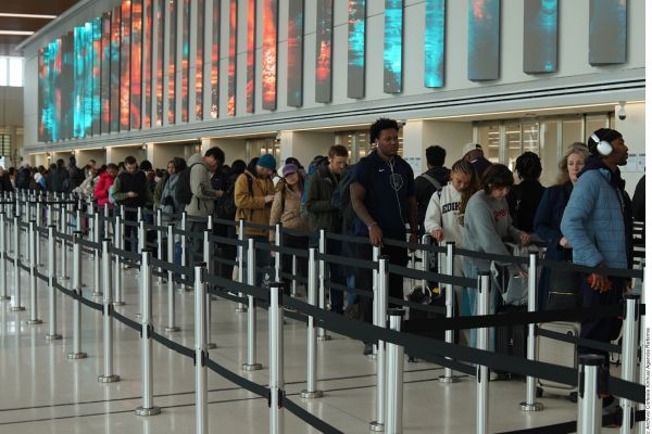 Amenaza Trump con mandar ICE a aeropuertos