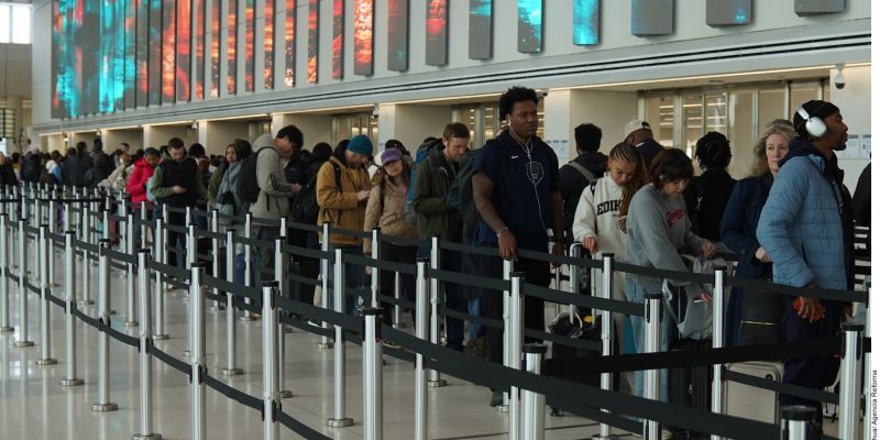 Amenaza Trump con mandar ICE a aeropuertos