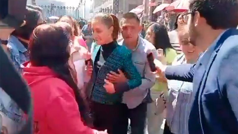 Sujeto intenta abrazar y besar a Claudia Sheinbaum en pleno Centro Histórico