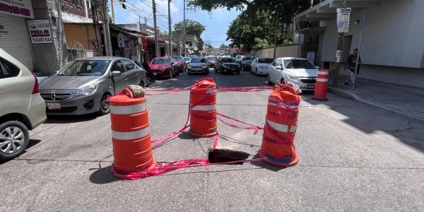 Socavon en calle Allende golpea ventas de comercios durante temporada de graduaciones