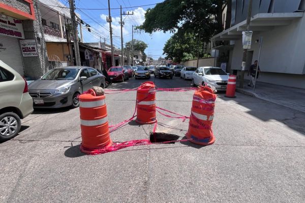 Socavon en calle Allende golpea ventas de comercios durante temporada de graduaciones